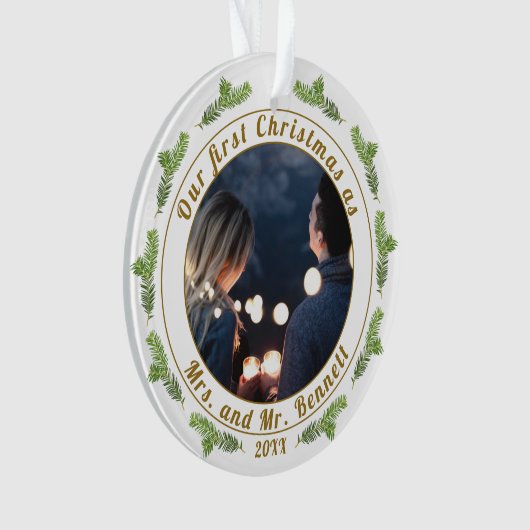 私たちの初めてのクリスマスはミセススクリプト写真( & Ms) オーナメント (正面)