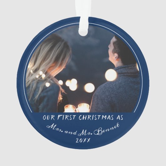私たちの初めてのクリスマスはミセスミセス結婚の写真 オーナメント (裏面)