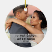 私たちの初めてのクリスマスはミセス結婚の写真 セラミックオーナメント (裏面)