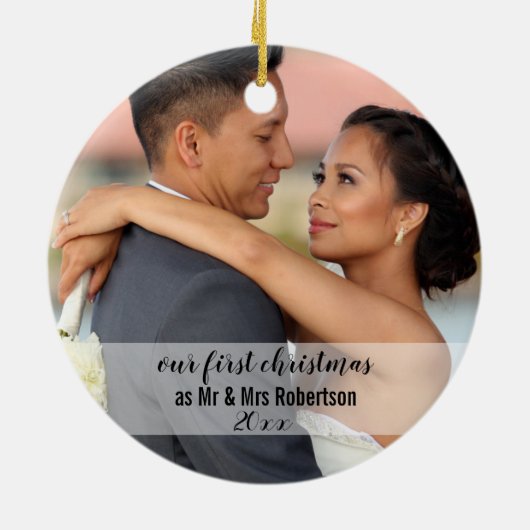 私たちの初めてのクリスマスはミセス結婚の写真 セラミックオーナメント (裏面)
