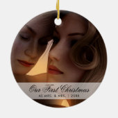 私たちの初めてのクリスマスはミセス・アンド・ミセス・フォト・レズビアン セラミックオーナメント (裏面)