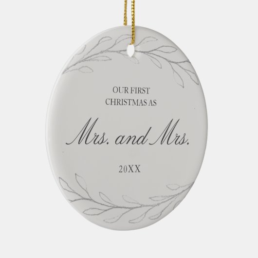私たちの初めてのクリスマスはミセス・アンド・ミセス・フォト・レズビアン セラミックオーナメント (右)