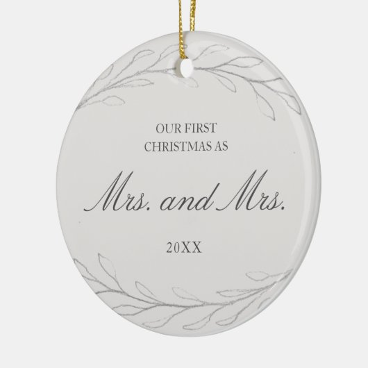 私たちの初めてのクリスマスはミセス・アンド・ミセス・フォト・レズビアン セラミックオーナメント (左)