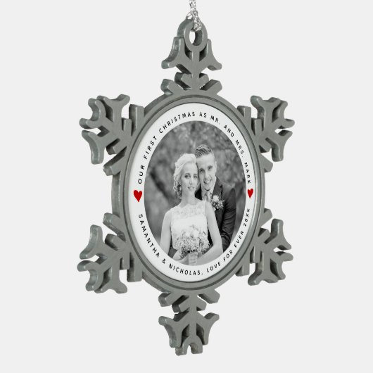 私たちの初めてのクリスマスはミセス・ミセス・赤いハートの写真 スノーフレークピューターオーナメント (左)