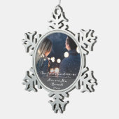 私たちの初めてのクリスマスはミセス& Mr.結婚の写真 スノーフレークピューターオーナメント (右)
