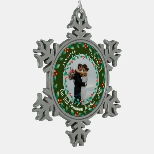 私たちの初めてのクリスマスは一緒にホリーフォト スノーフレークピューターオーナメント (左)