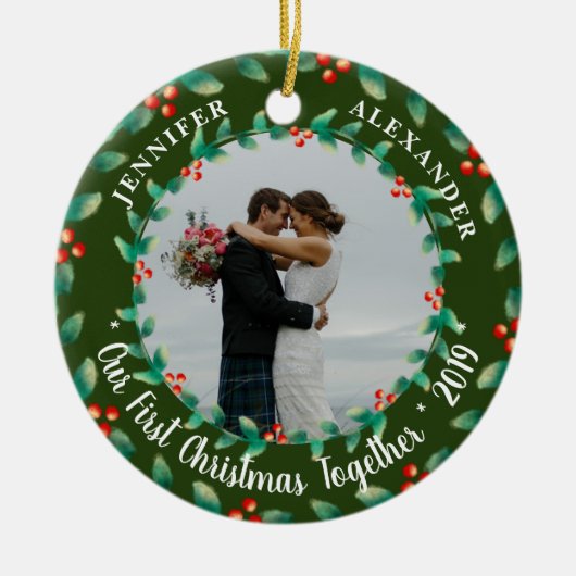 私たちの初めてのクリスマスは一緒にホリーフォト セラミックオーナメント (正面)