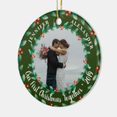 私たちの初めてのクリスマスは一緒にホリーフォト セラミックオーナメント (左)