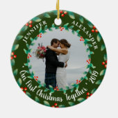 私たちの初めてのクリスマスは一緒にホリーフォト セラミックオーナメント (裏面)