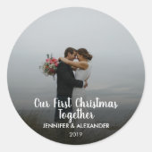 私たちの初めてのクリスマスは一緒に写真のシールをカップル ラウンドシール (正面)
