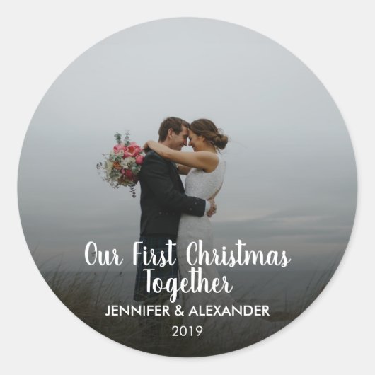 私たちの初めてのクリスマスは一緒に写真のシールをカップル ラウンドシール (正面)