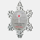 私たちの初めてのクリスマスは一緒に木の木を愛する スノーフレークピューターオーナメント (右)