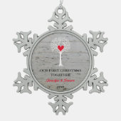 私たちの初めてのクリスマスは一緒に木の木を愛する スノーフレークピューターオーナメント (正面)