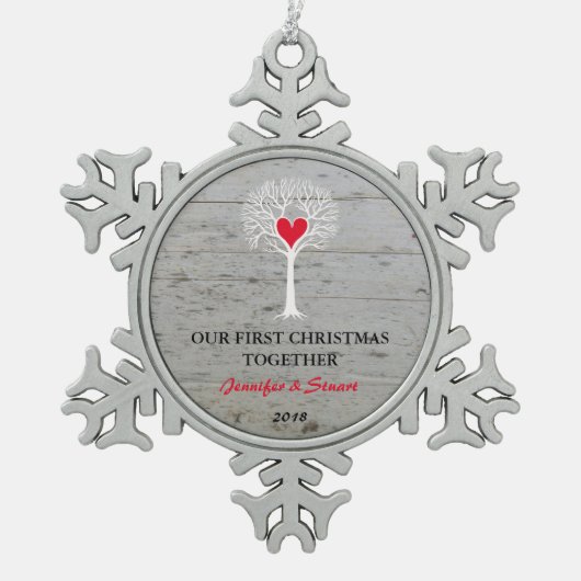私たちの初めてのクリスマスは一緒に木の木を愛する スノーフレークピューターオーナメント (正面)