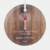 私たちの初めてのクリスマスは一緒に木の素朴な木を愛している ガラスオーナメント (正面)
