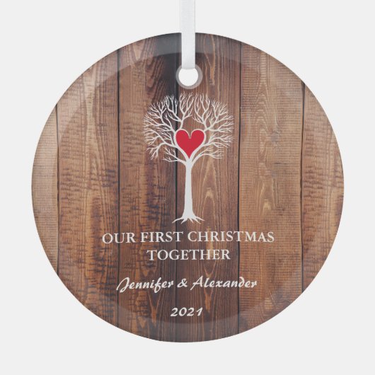 私たちの初めてのクリスマスは一緒に木の素朴な木を愛している ガラスオーナメント (正面)