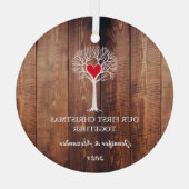 私たちの初めてのクリスマスは一緒に木の素朴な木を愛している ガラスオーナメント (裏面)