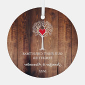 私たちの初めてのクリスマスは一緒に木の素朴な木を愛している ガラスオーナメント (裏面)