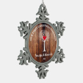 私たちの初めてのクリスマスは一緒に木の素朴な木を愛している スノーフレークピューターオーナメント (左)