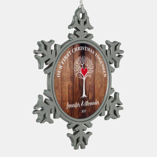 私たちの初めてのクリスマスは一緒に木の素朴な木を愛している スノーフレークピューターオーナメント (左)