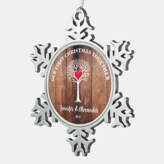 私たちの初めてのクリスマスは一緒に木の素朴な木を愛している スノーフレークピューターオーナメント (右)