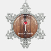 私たちの初めてのクリスマスは一緒に木の素朴な木を愛している スノーフレークピューターオーナメント (正面)