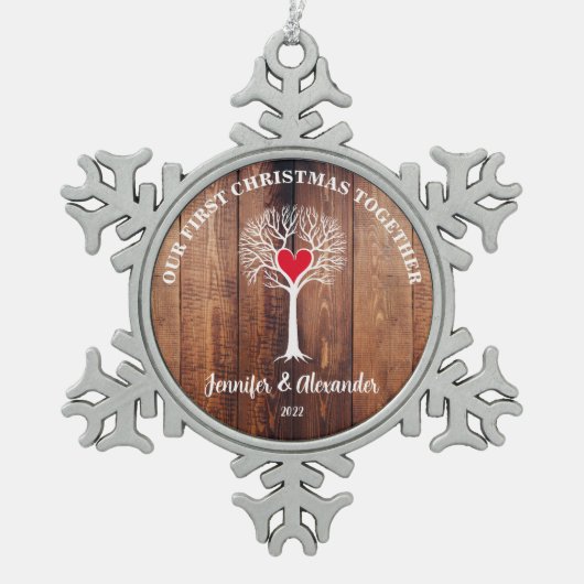 私たちの初めてのクリスマスは一緒に木の素朴な木を愛している スノーフレークピューターオーナメント (正面)