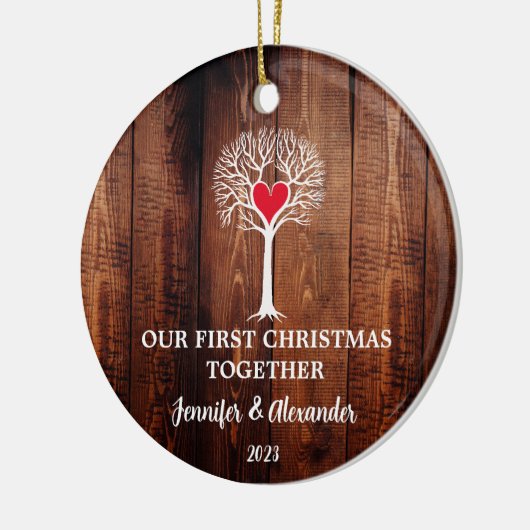 私たちの初めてのクリスマスは一緒に木の素朴な木を愛している セラミックオーナメント (左)