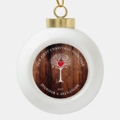 私たちの初めてのクリスマスは一緒に木の素朴な木を愛している セラミックボールオーナメント (正面)