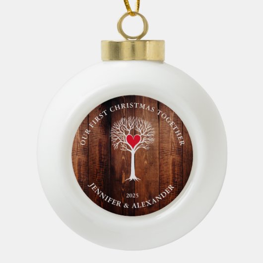 私たちの初めてのクリスマスは一緒に木の素朴な木を愛している セラミックボールオーナメント (正面)