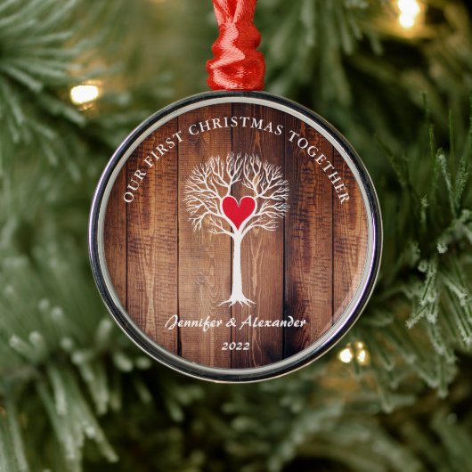 私たちの初めてのクリスマスは一緒に木の素朴な木を愛している メタルオーナメント (ツリー)