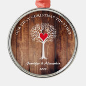 私たちの初めてのクリスマスは一緒に木の素朴な木を愛している メタルオーナメント (正面)