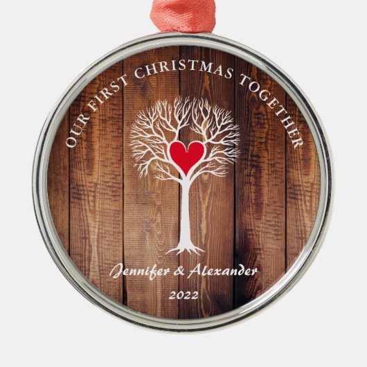 私たちの初めてのクリスマスは一緒に木の素朴な木を愛している メタルオーナメント (正面)
