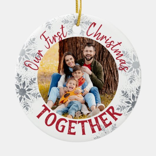 私たちの初めてのクリスマスは一緒に。カスタム写真 – 赤 セラミックオーナメント (正面)