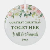 私たちの初めてのクリスマスは一緒パーソナライズされたにカップル ガラスオーナメント (正面)