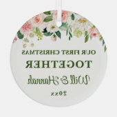 私たちの初めてのクリスマスは一緒パーソナライズされたにカップル ガラスオーナメント (裏面)