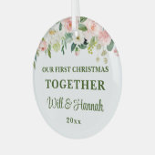 私たちの初めてのクリスマスは一緒パーソナライズされたにカップル ガラスオーナメント (正面左)