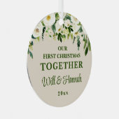 私たちの初めてのクリスマスは一緒パーソナライズされたにカップル メタルオーナメント (正面右)