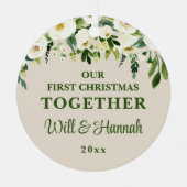私たちの初めてのクリスマスは一緒パーソナライズされたにカップル メタルオーナメント (正面)