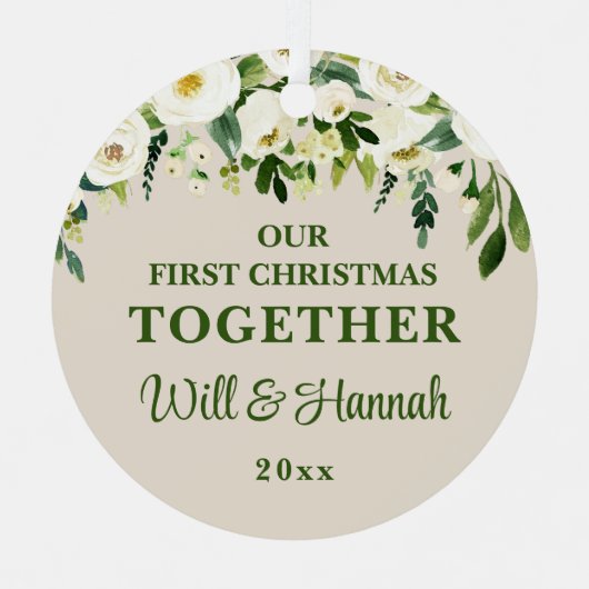 私たちの初めてのクリスマスは一緒パーソナライズされたにカップル メタルオーナメント (正面)