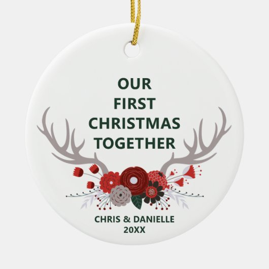 私たちの初めてのクリスマスは一緒パーソナライズされた〔雄ジカの〕枝角 セラミックオーナメント (正面)
