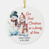 私たちの初めてのクリスマスは三つの雪だるまの家族として セラミックオーナメント (正面)