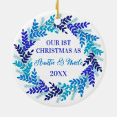 私たちの初めてのクリスマスは叔母と叔父のブルー セラミックオーナメント (裏面)