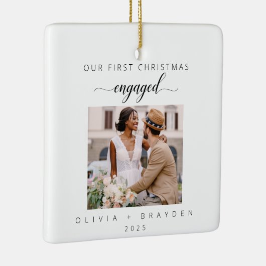 私たちの初めてのクリスマスは婚約した写真ミニマル主義者 セラミックオーナメント (右)