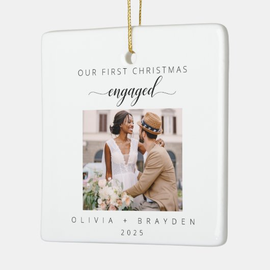 私たちの初めてのクリスマスは婚約した写真ミニマル主義者 セラミックオーナメント (左)