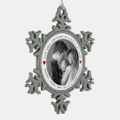 私たちの初めてのクリスマスは家族の赤いハート写真 スノーフレークピューターオーナメント (左)