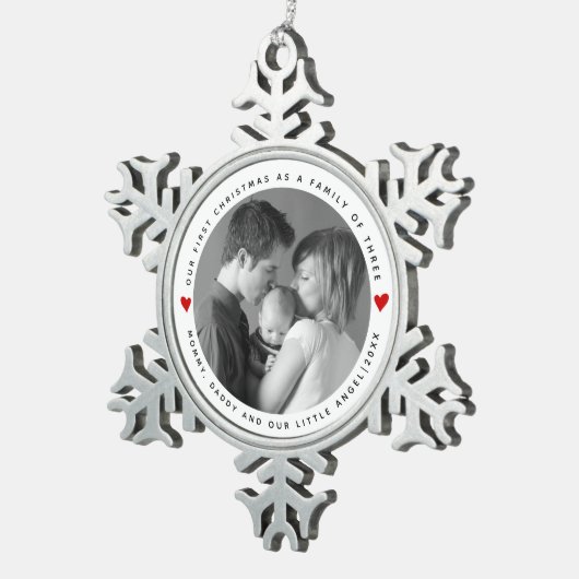 私たちの初めてのクリスマスは家族の赤いハート写真 スノーフレークピューターオーナメント (右)