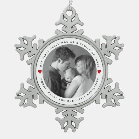 私たちの初めてのクリスマスは家族の赤いハート写真 スノーフレークピューターオーナメント (正面)