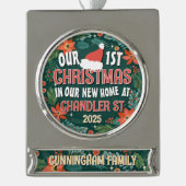 私たちの初めてのクリスマスは新しいホームはっきりしたリース シルバープレートバナーオーナメント (正面)