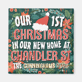 私たちの初めてのクリスマスは新しいホームはっきりしたリース マグネット (正面)